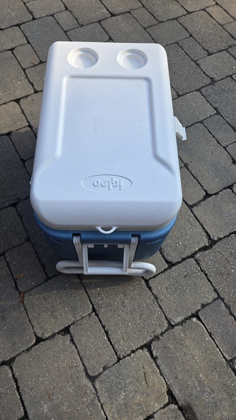Igloo Cooler with Wheels and Tray - photo 2