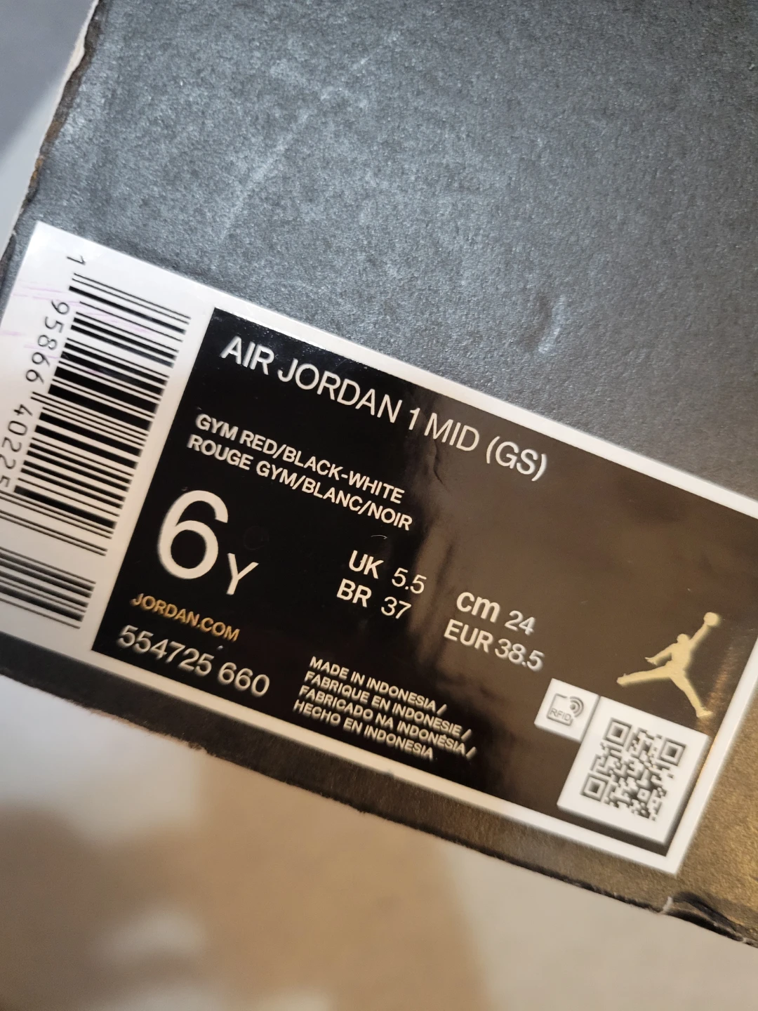 Jordan 1 mid reverse bred (kids/youth). Size 6Y, like new.