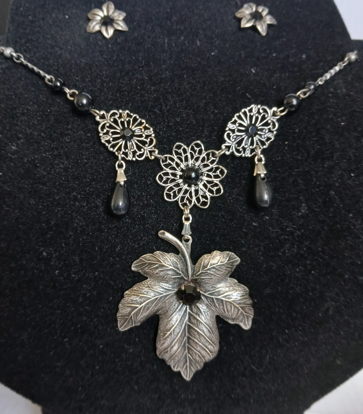 Leaf and Flower Pendant Necklace with Earrings Set - photo 3