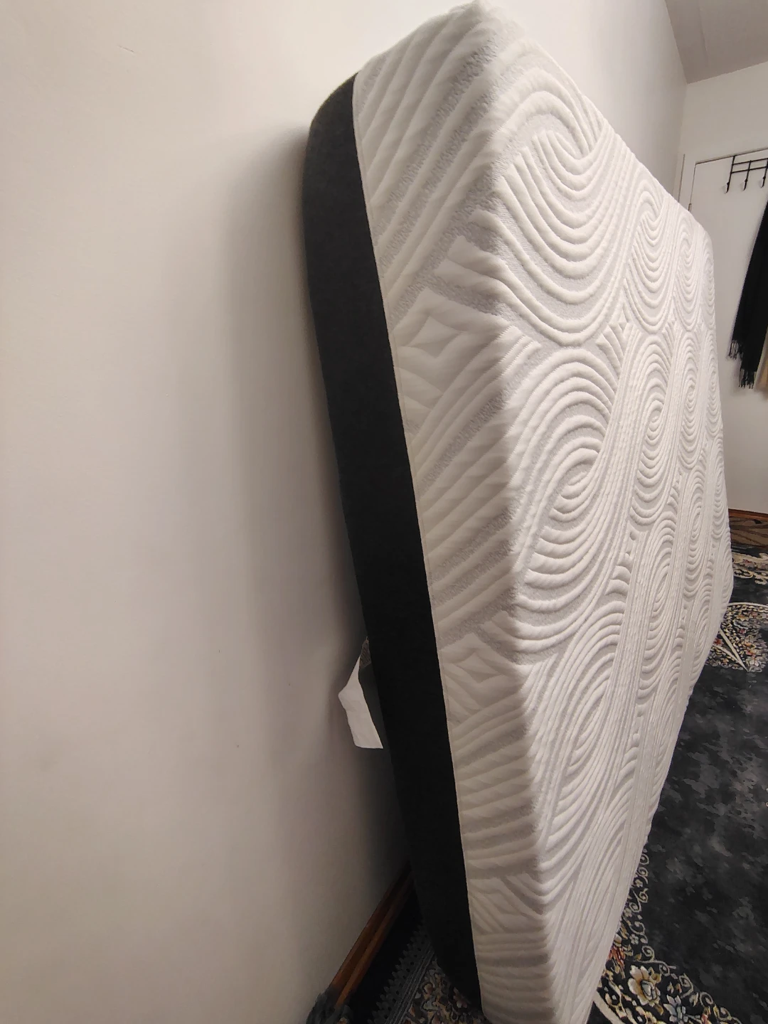 White Queen Size Mattress with Wave Pattern - photo 4