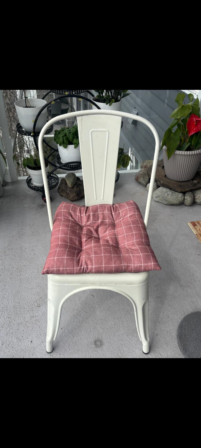 4 Plaid Seat Cushion with metal chairs