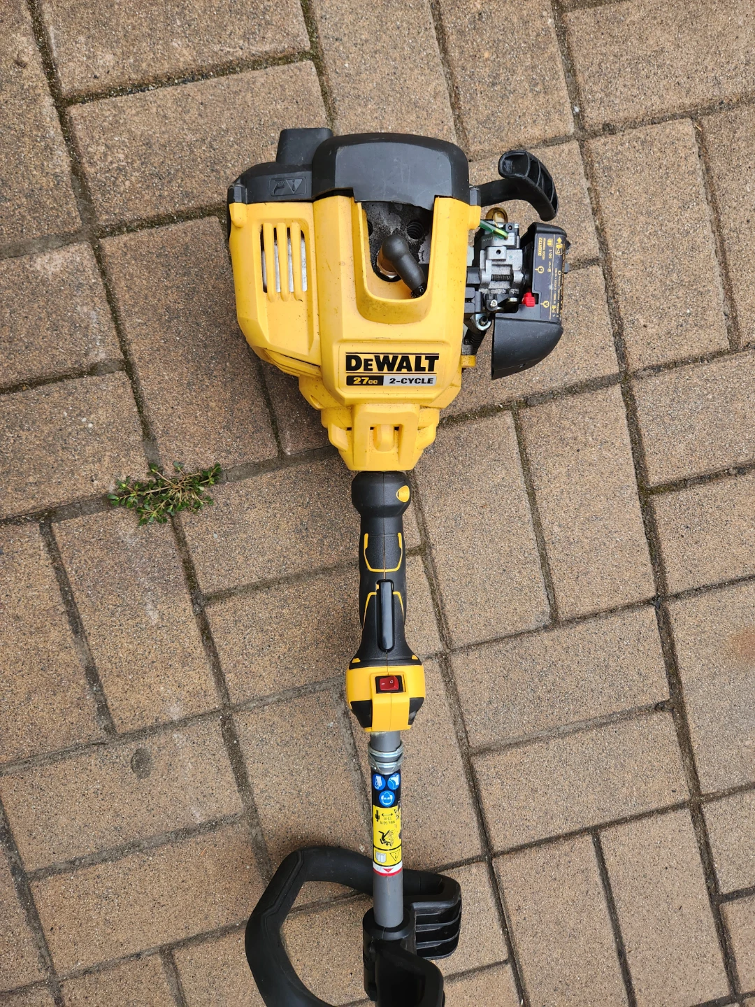 DEWALT 2-Cycle Hedge Trimmer - photo 4