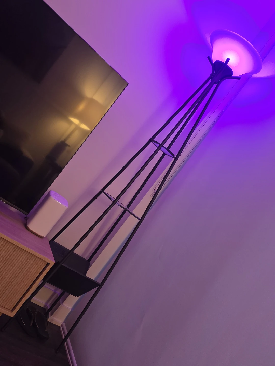 Quadpod floor lamp with shelves