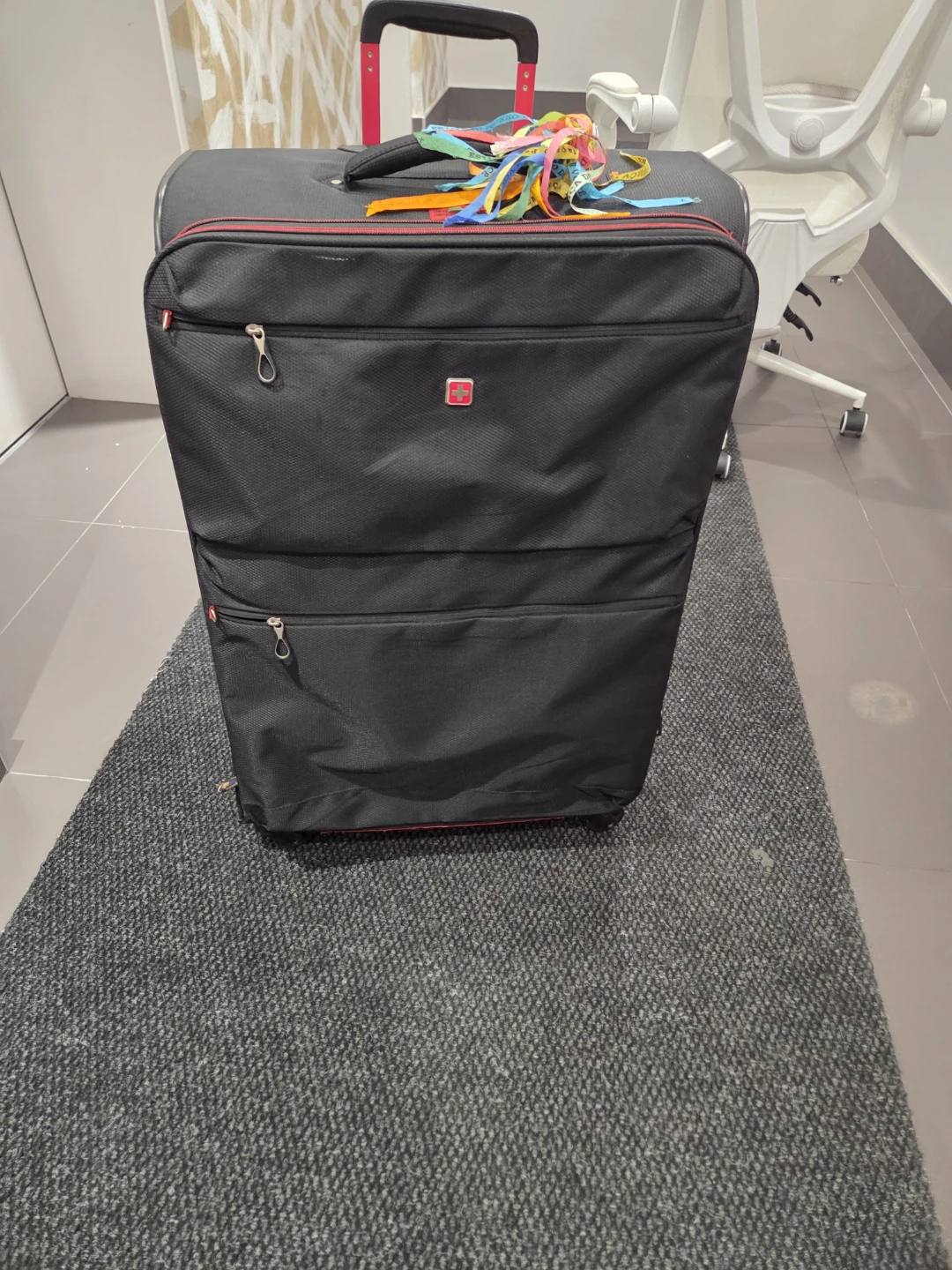Black Swiss Gear Suitcase smoll Chinese and handal full no open - photo 3