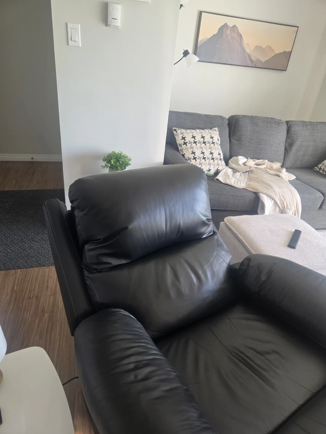 Black leather recliner/ charcoal Grey sofa - photo 4