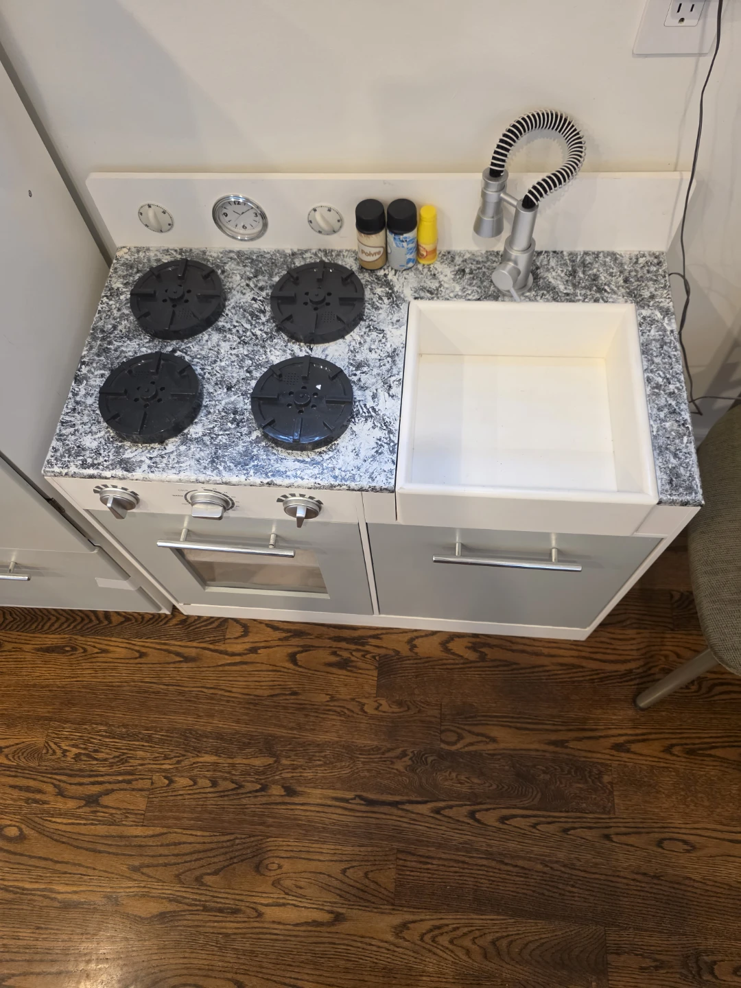 Kid's Play Kitchen with Sink and Stove