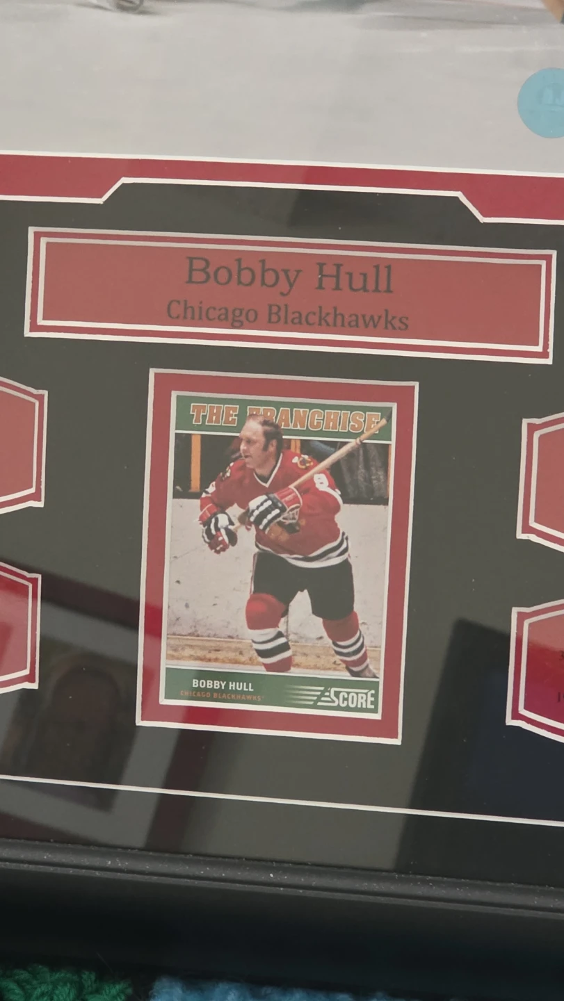 Bobby Hull Autographed framed collage Photo... 181/2 W × 23 "H - photo 3