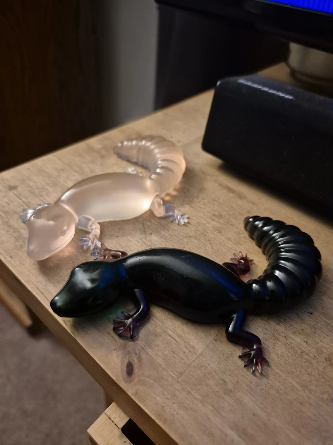 Two decorative resin geckos, opaque and black - photo 3