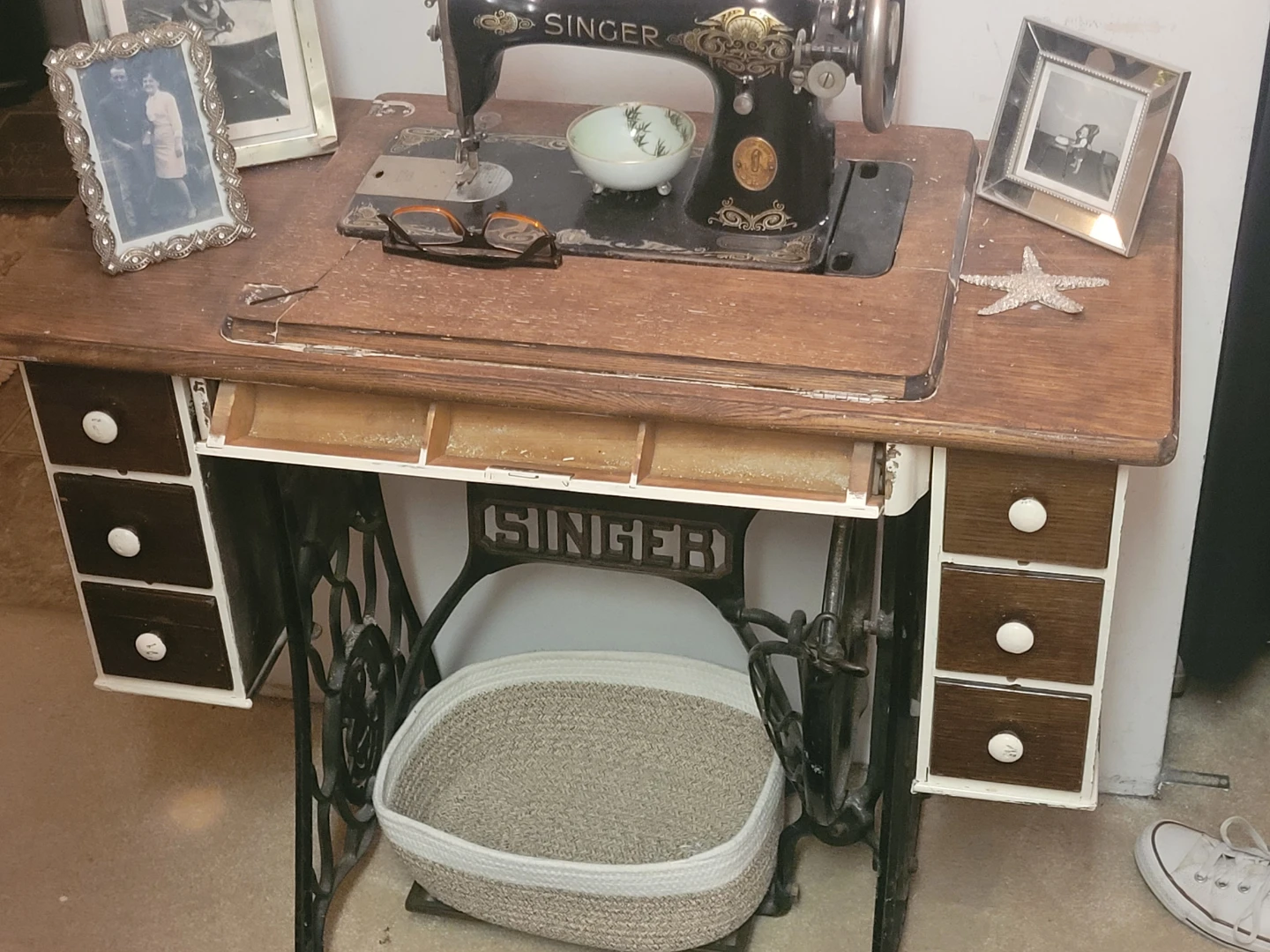 Vintage Singer sewing machine with wooden desk - photo 3