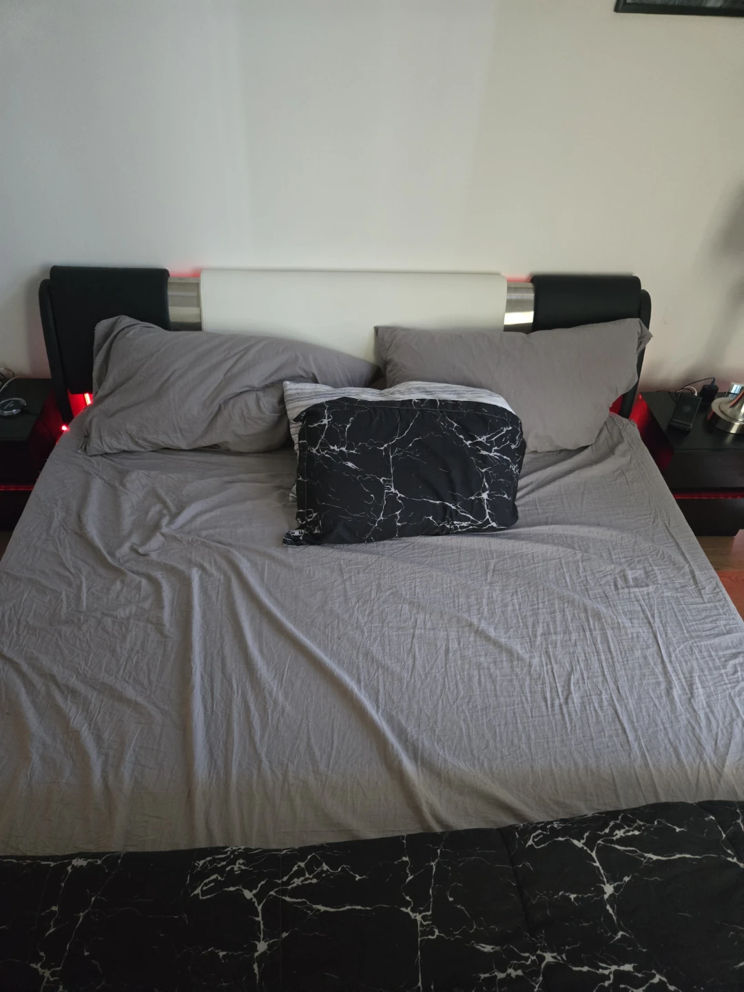 ⚠️Must go in 24h. Modern Platform Bed Frame with LED Lights - photo 3