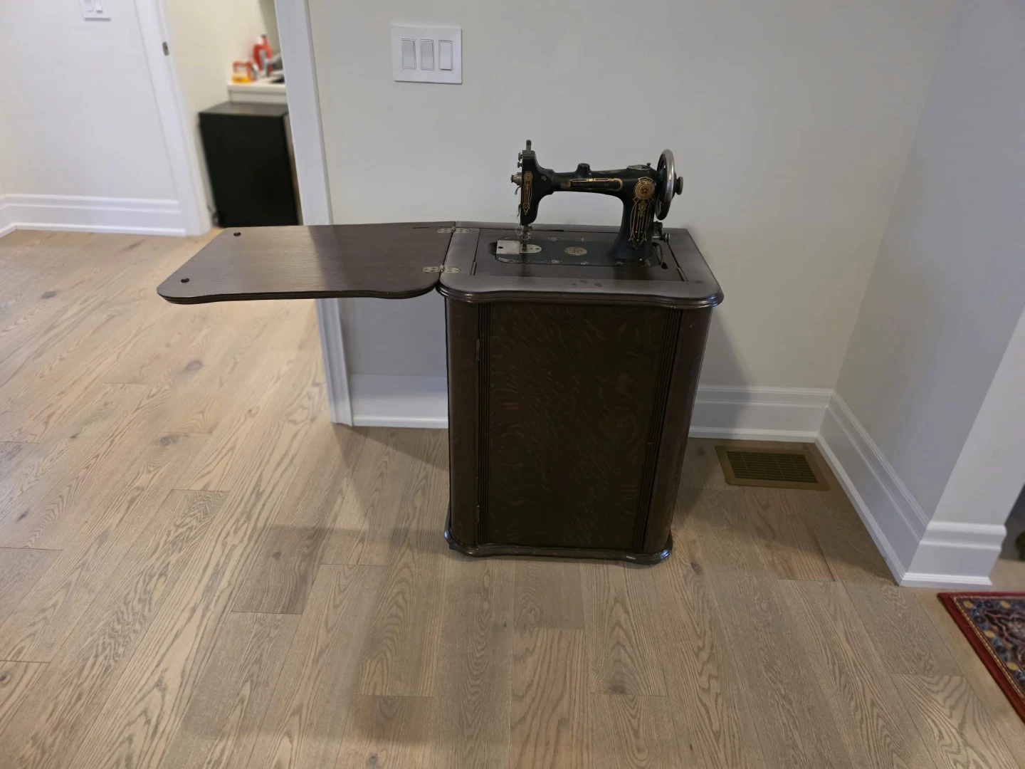Antique Singer "SEAMSTRESS ROTARY" Sewing Machine Cabinet