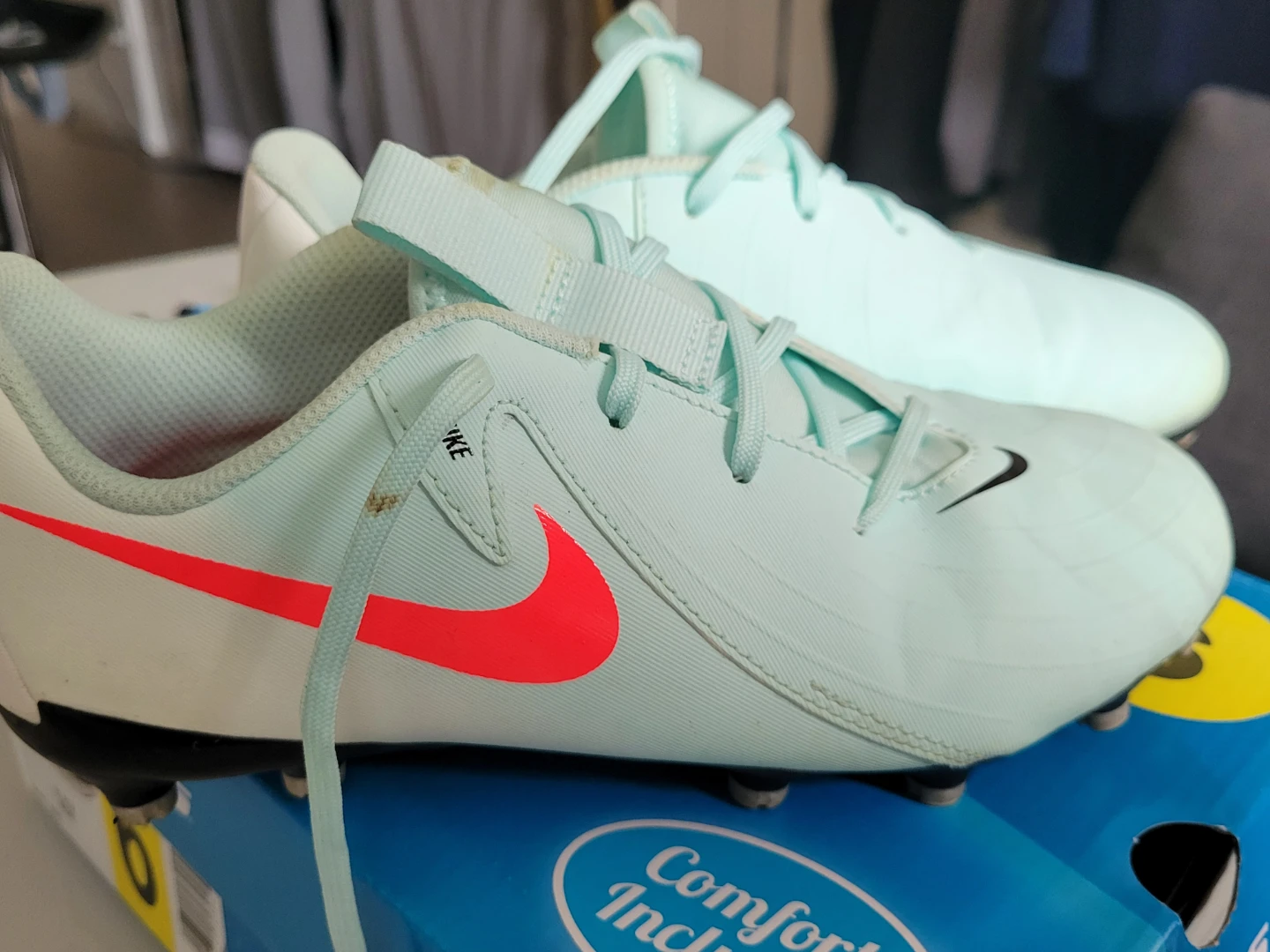 [Like new] Nike Phantom Cleats - Size 6 - photo 4
