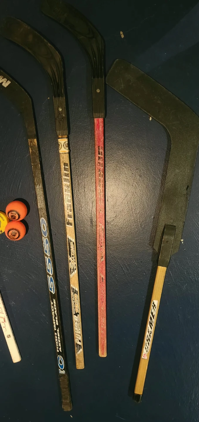 6 Hockey sticks + 2 street hockey balls & 1 puck - photo 3