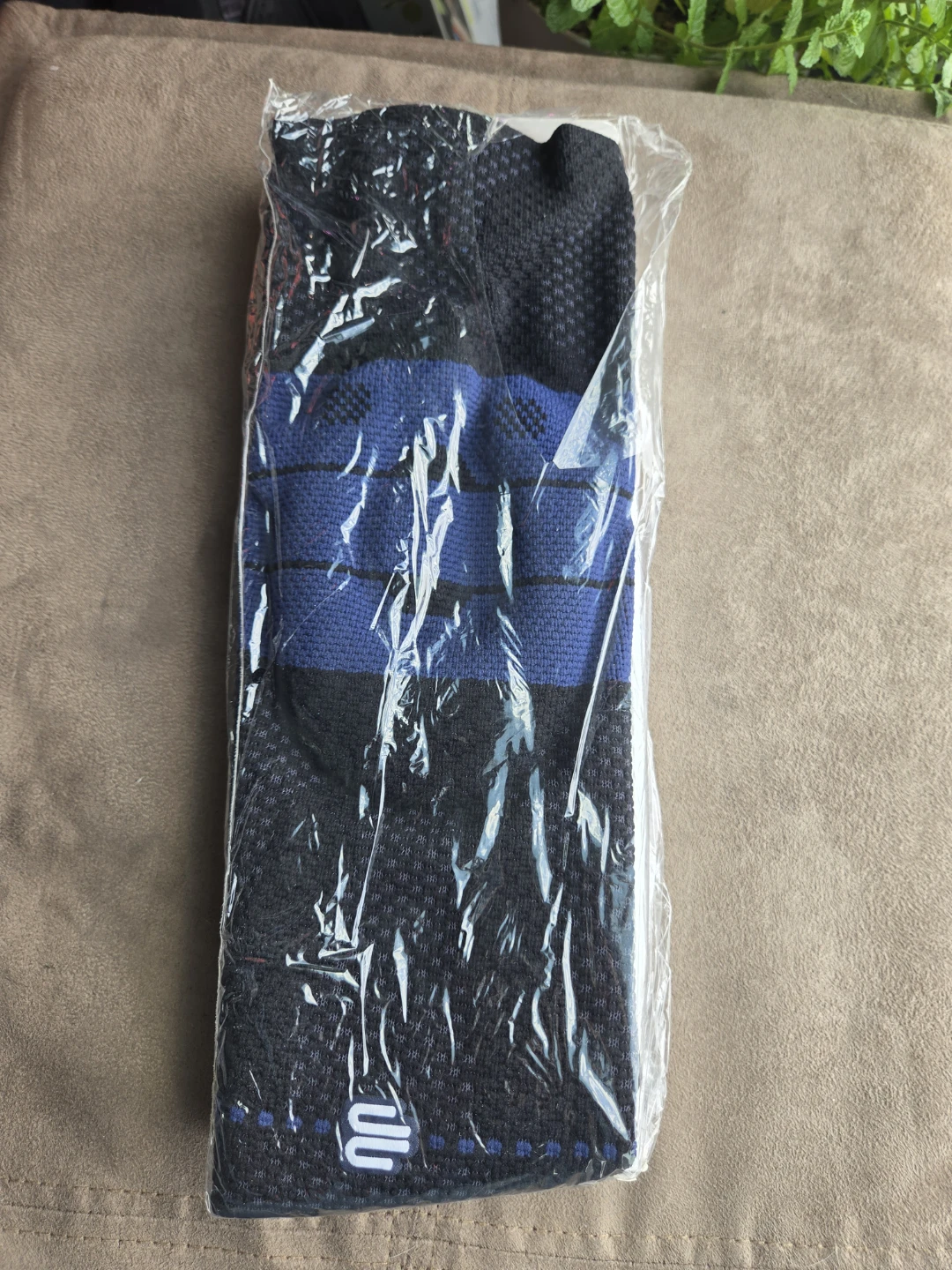 Bauerfeind GenuTrain Knee Brace size 6 or 7 - photo 3