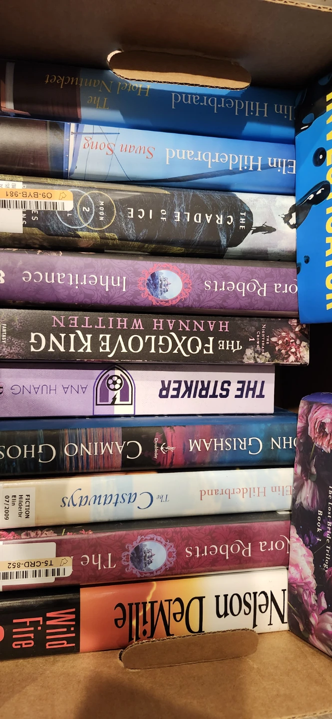 Stephen King, Nora Roberts and many more hard cover books - photo 4