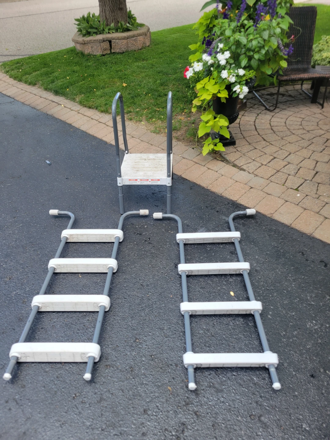 Tall Pool Ladder solid like new foldable - photo 3