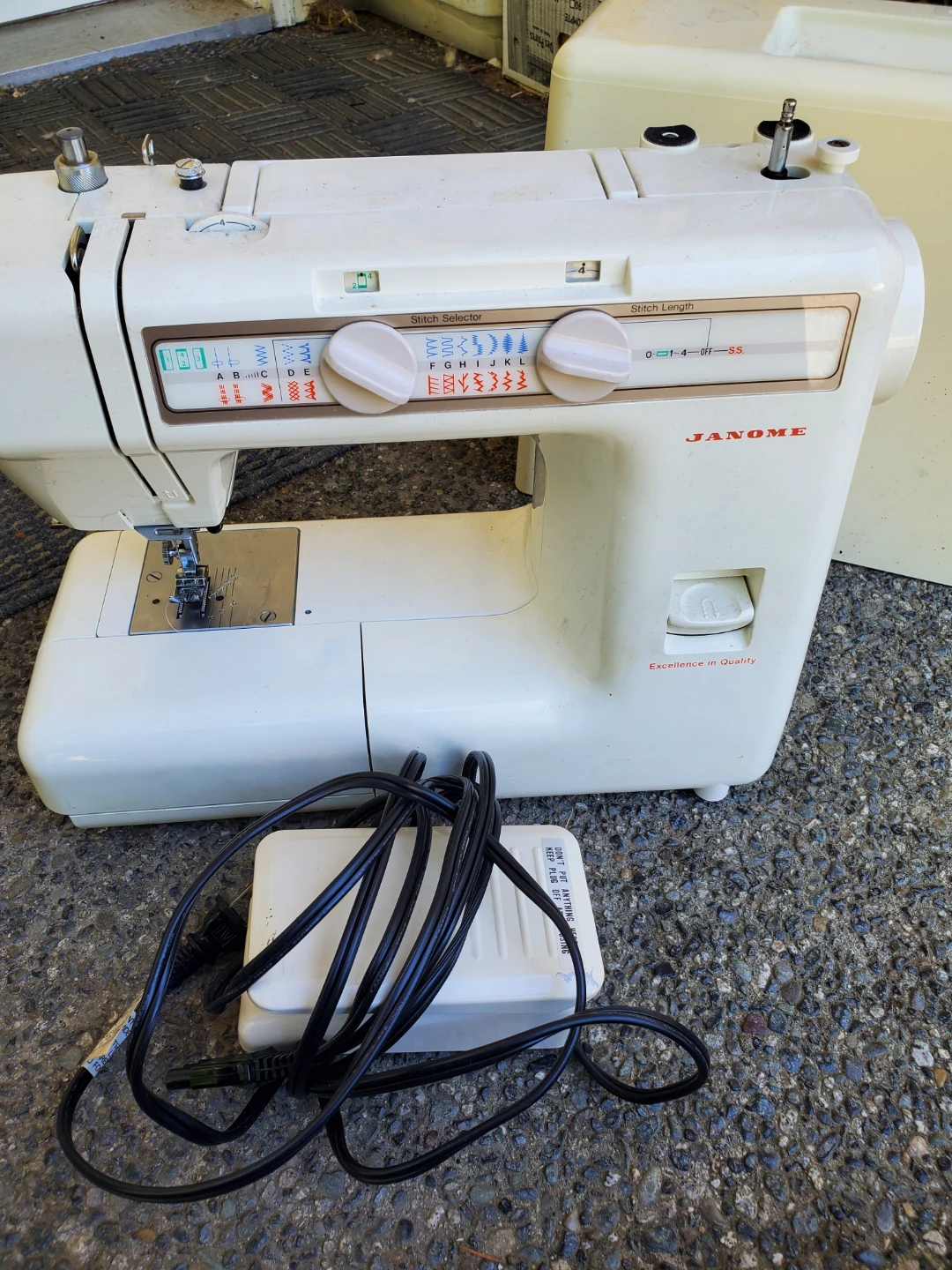 Janone Sewing Machine - photo 2