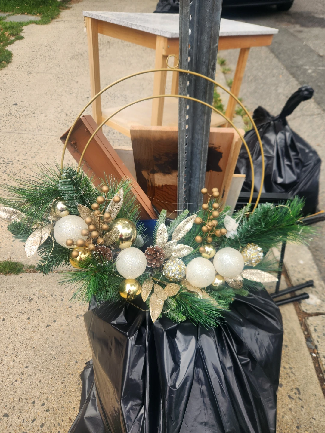 Gold Hoop Christmas Wreath - photo 2