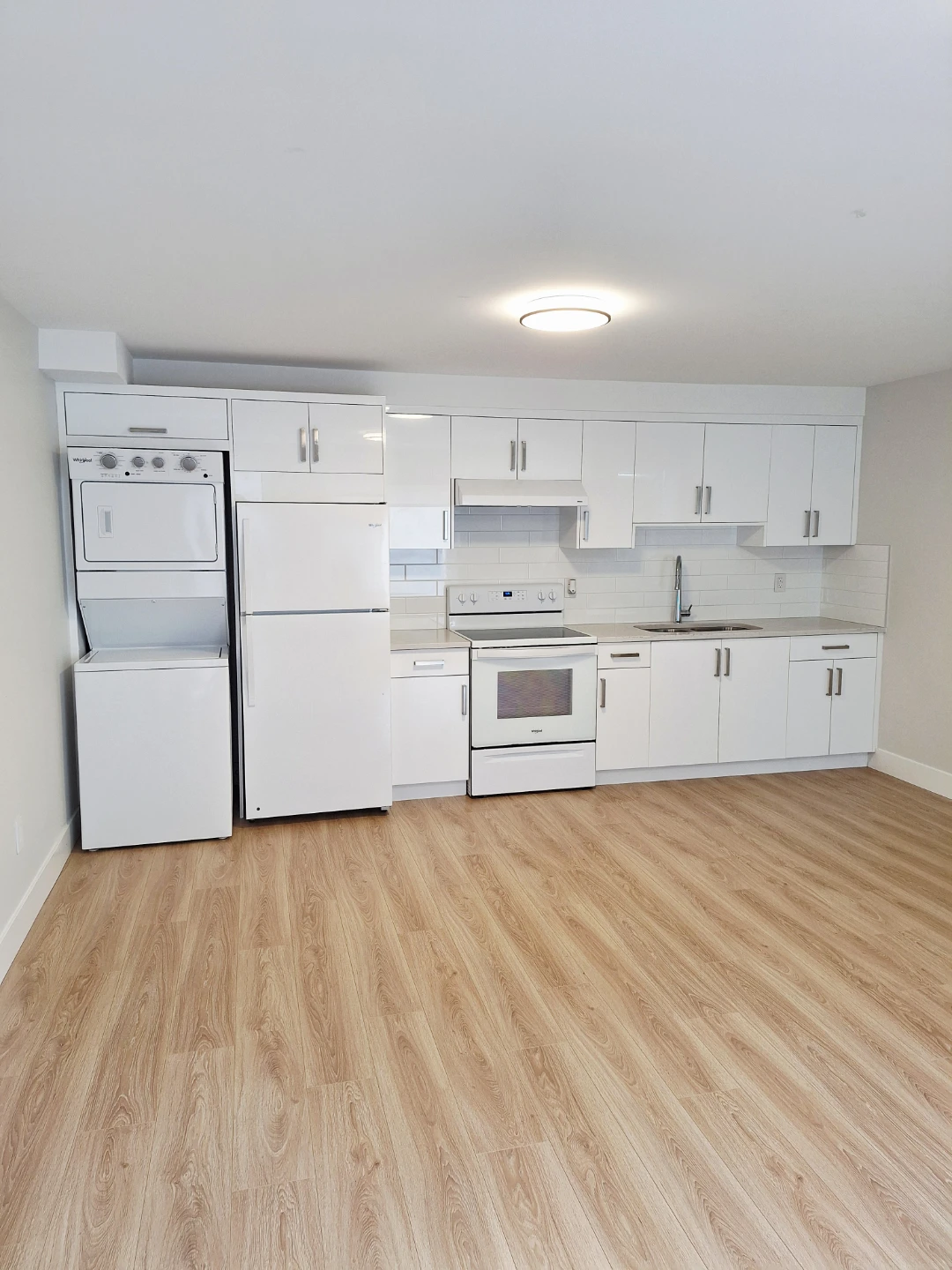 ​🏡 Modern 2 Bed Suite in Brookswood - All Utils & Wi-Fi Included - photo 2