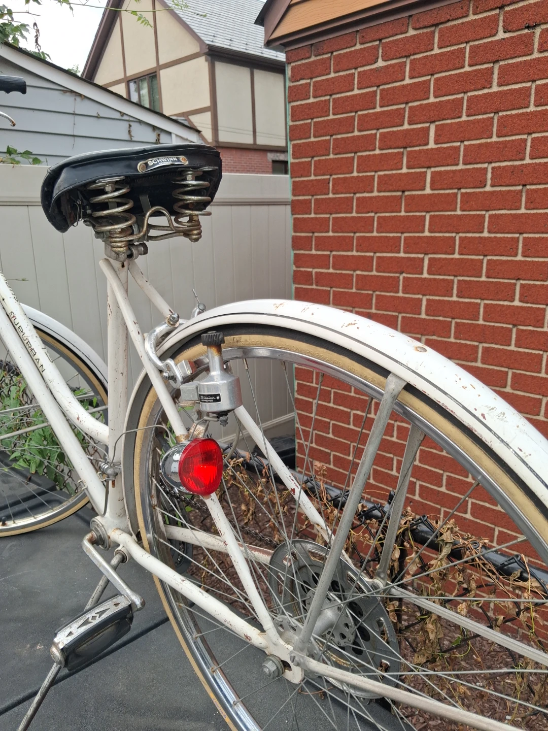 White Schwinn Suburban Cruiser Bicycle original everything works - photo 4