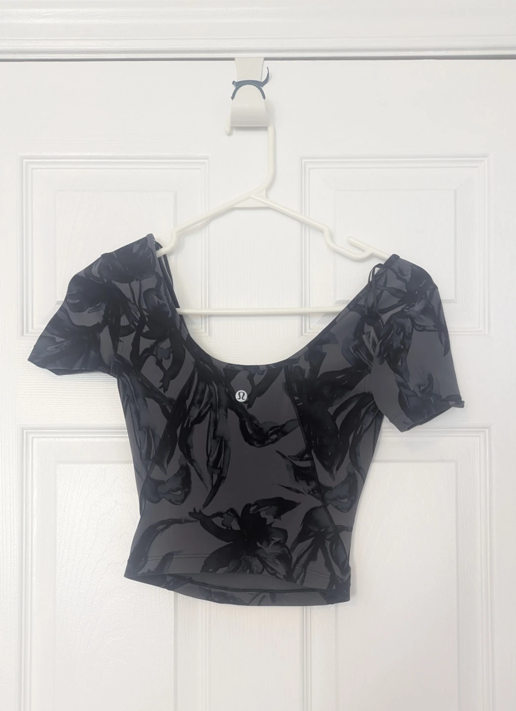Lululemon Grey Floral Crop Top - photo 2