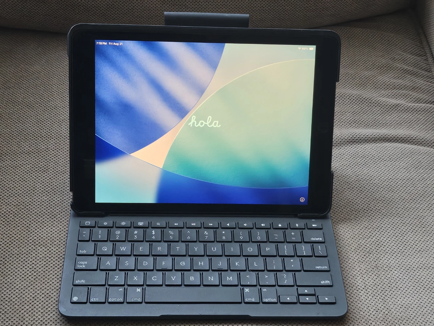 Apple iPad 8 with keyboard - photo 3