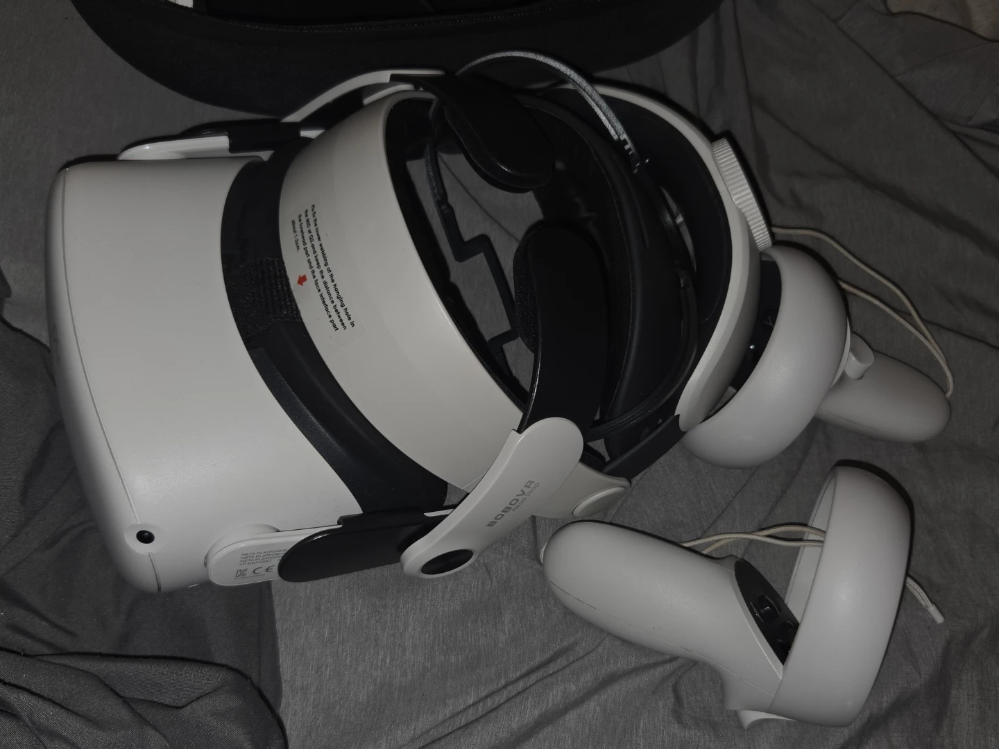 Meta Quest 2 VR Headset with Controllers - photo 3