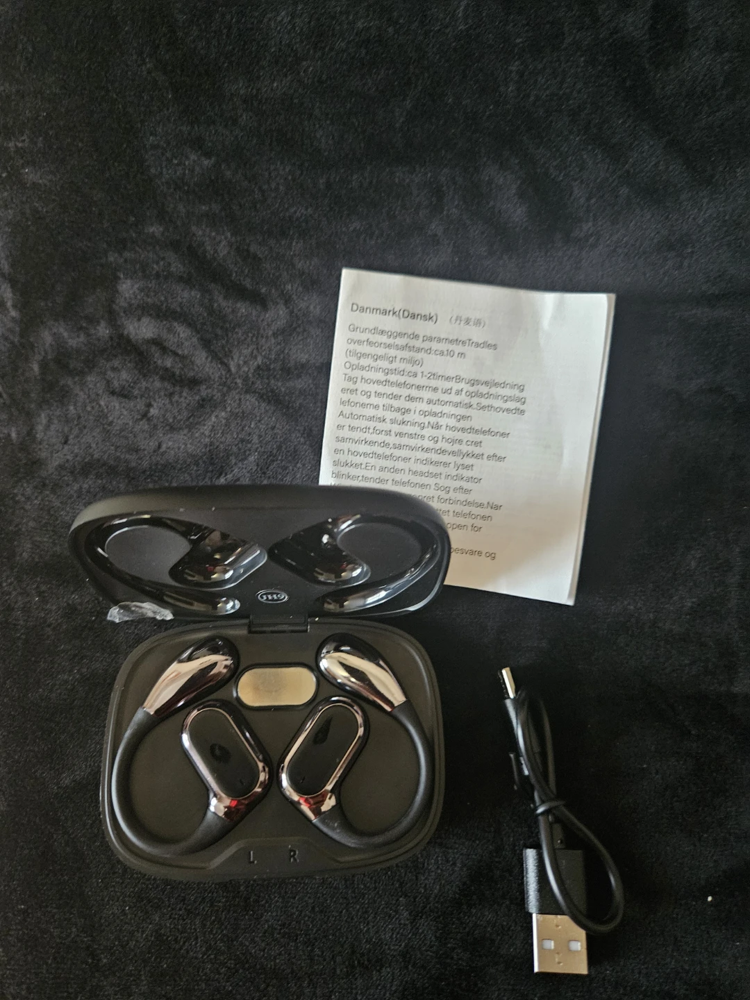Wireless Earbuds with Charging Case and USB Cable - photo 5