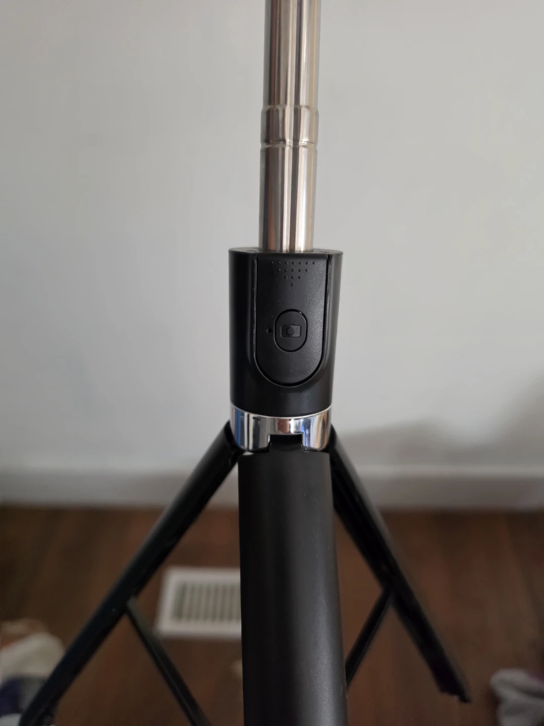 Extendable Selfie Stick Tripod with LED Light - photo 3