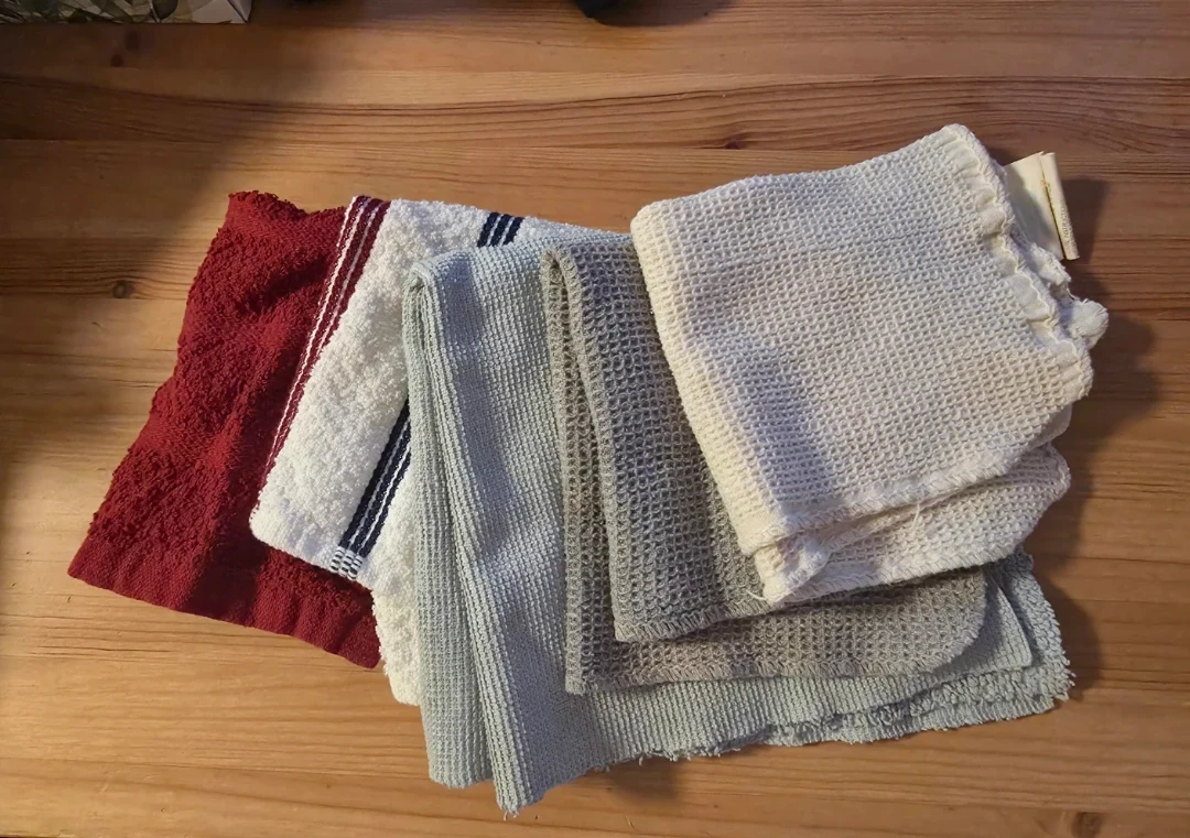 Assorted rags/kitchen towels