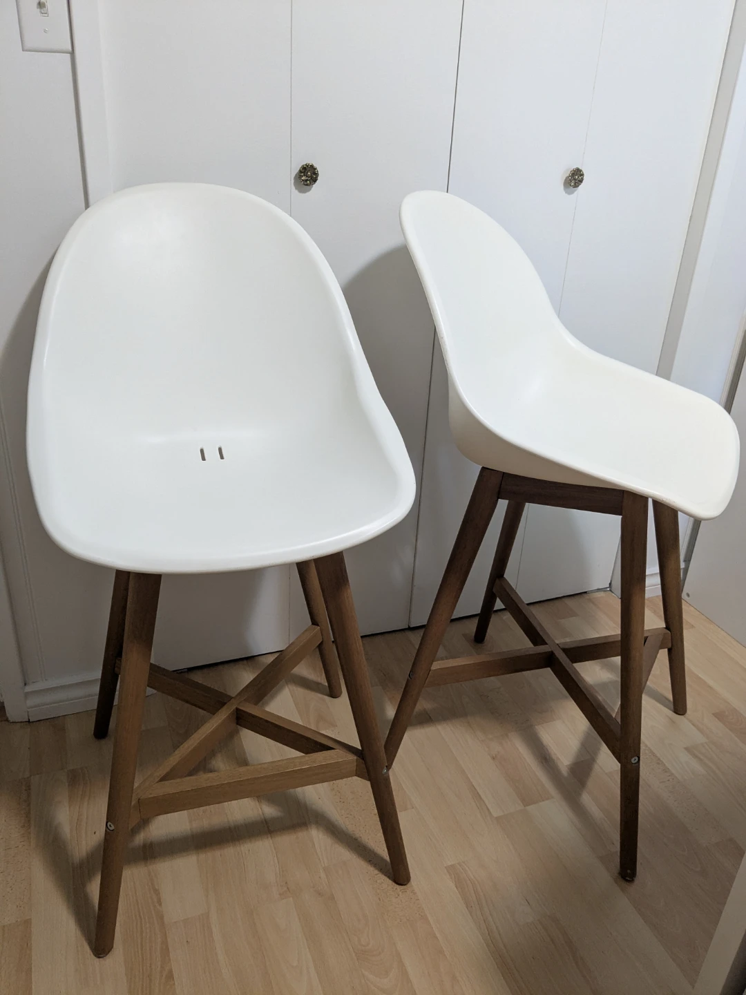 Set of 2 White Bar Stools with Wooden Legs - photo 2