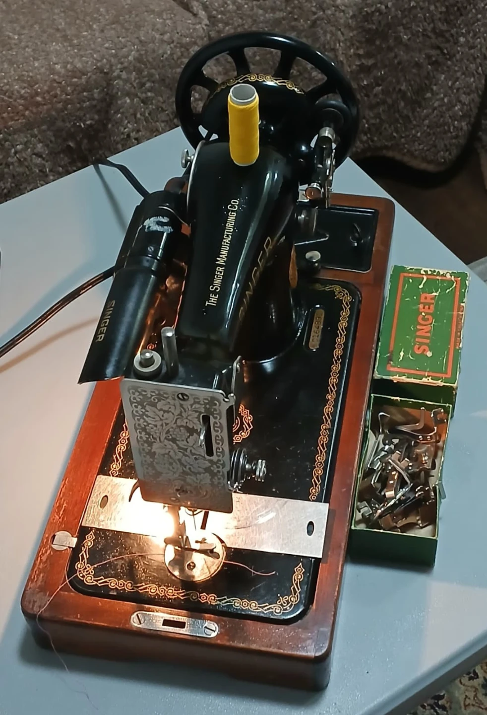 Singer Sewing Machine - photo 2