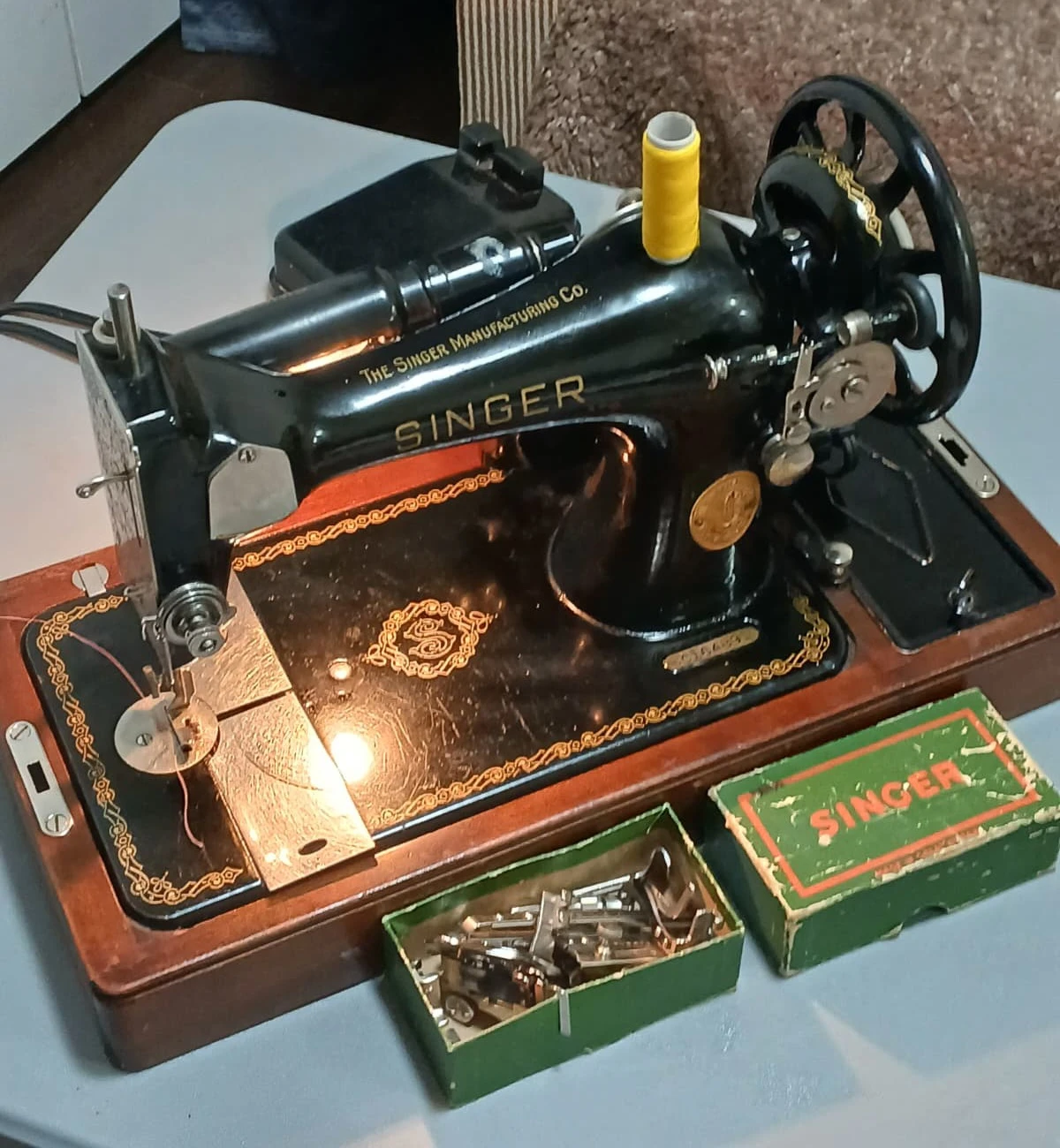 Singer Sewing Machine - photo 3