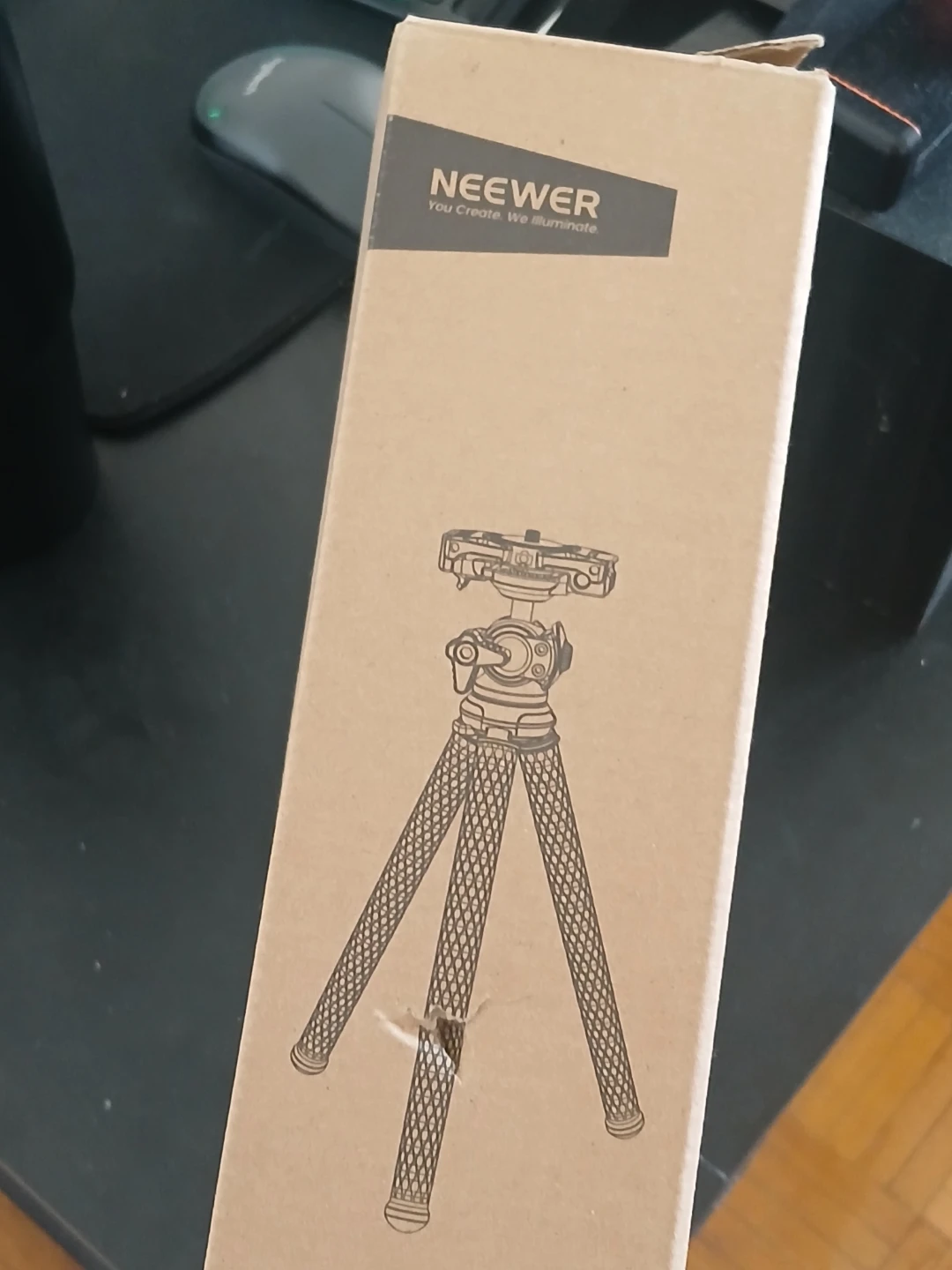 Neewer tripod with phone holder attachment - photo 4