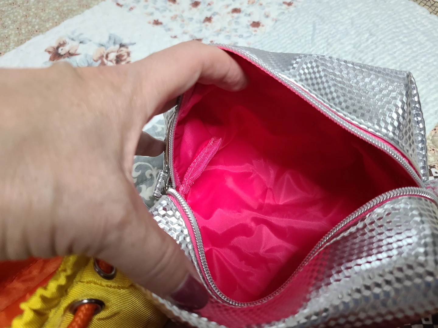 Womens Hair clips, makeup bags etc - photo 3