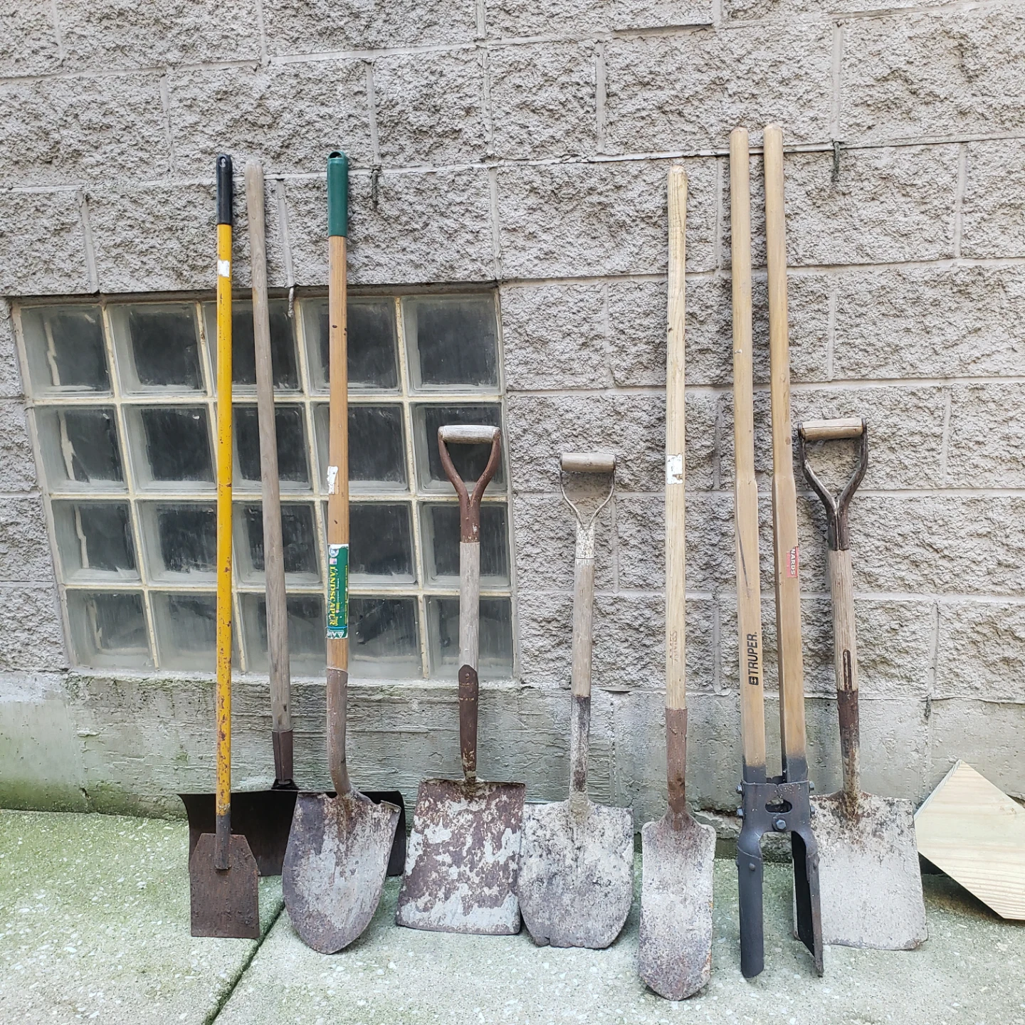 Assorted Shovels & Scoops