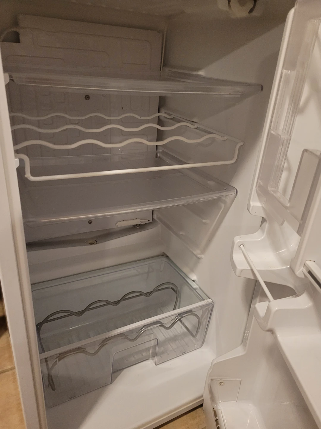 Sanyo White Mini Fridge - photo 2