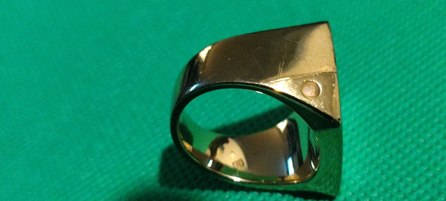 Gold coloured signet ring and chain necklace - photo 4