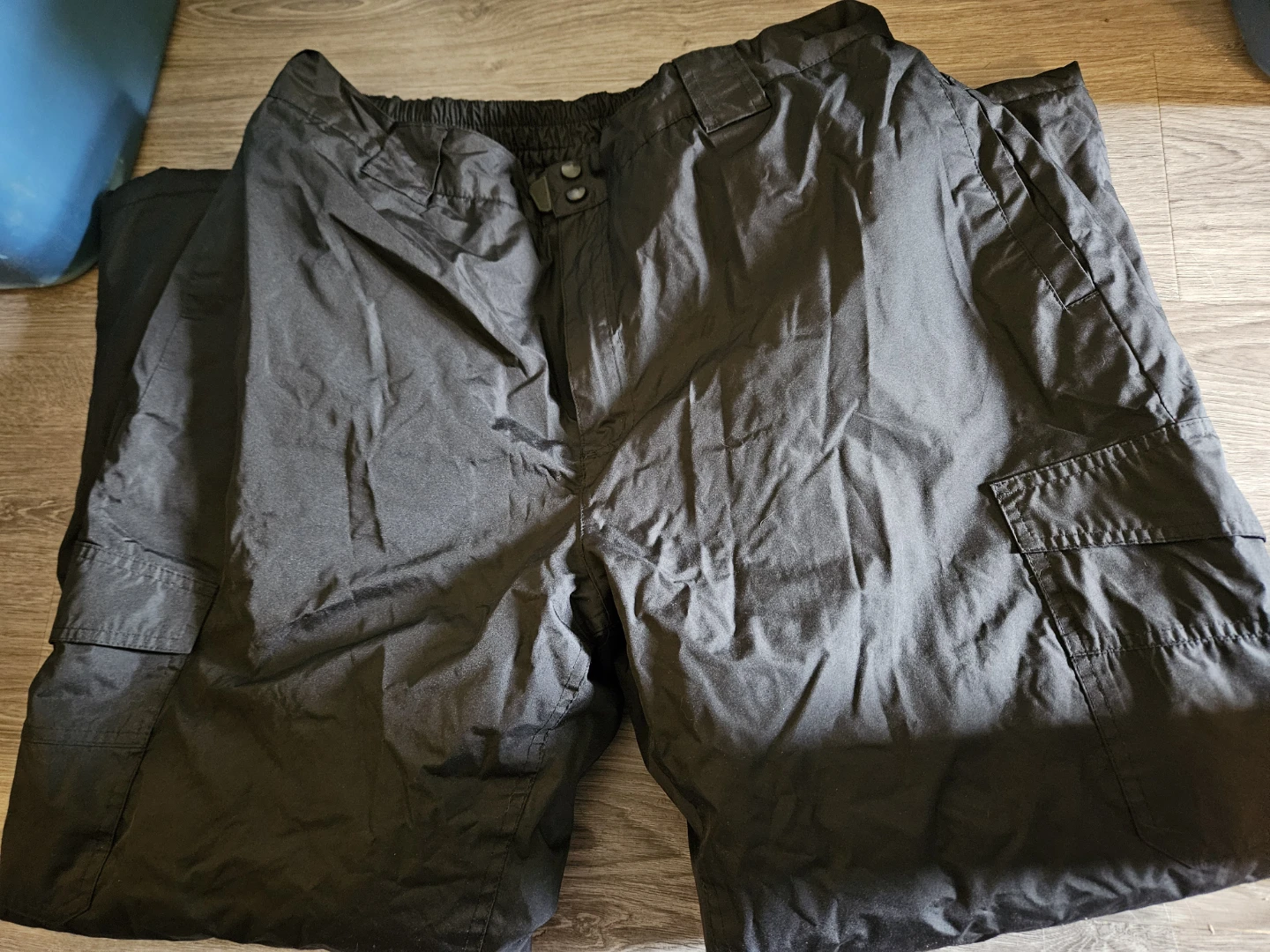 Black snow pants