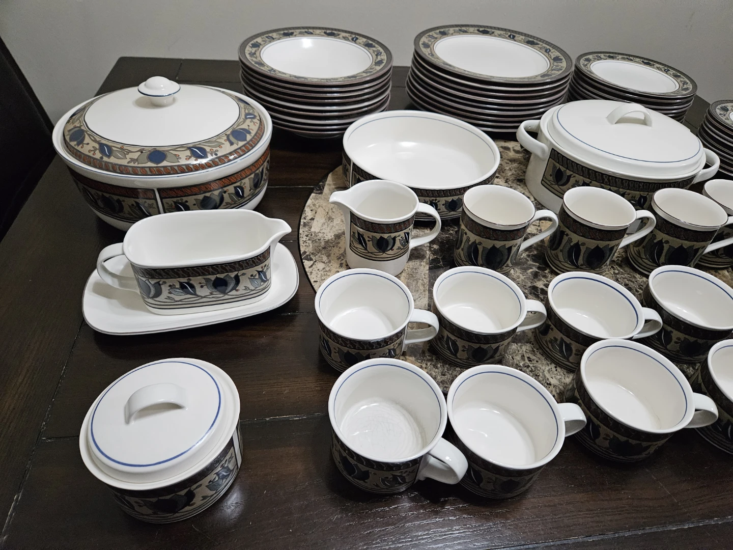 collection of Mikasa Intaglio "Arabella" stoneware dinnerwar - photo 2