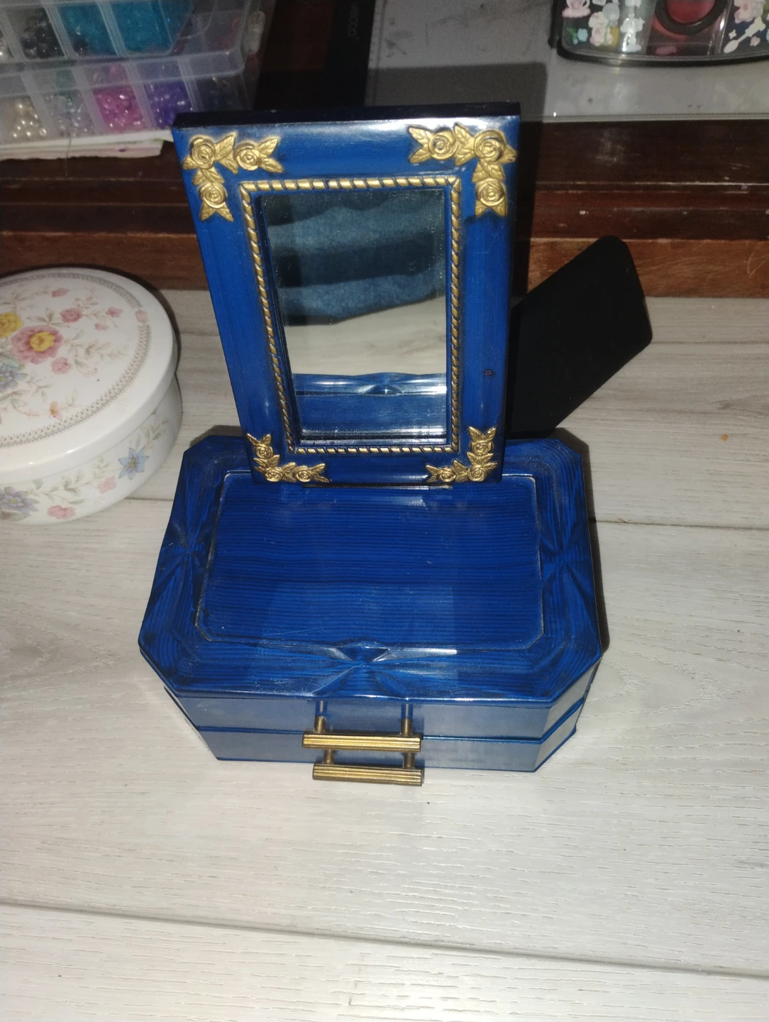 Jewelry organizer with mirror