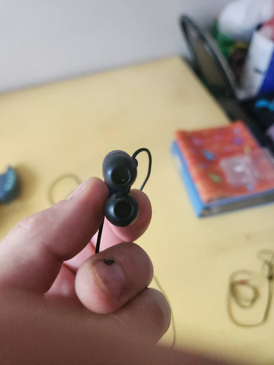 Sentry In-Ear Earbuds with extra in-ear pieces - photo 2