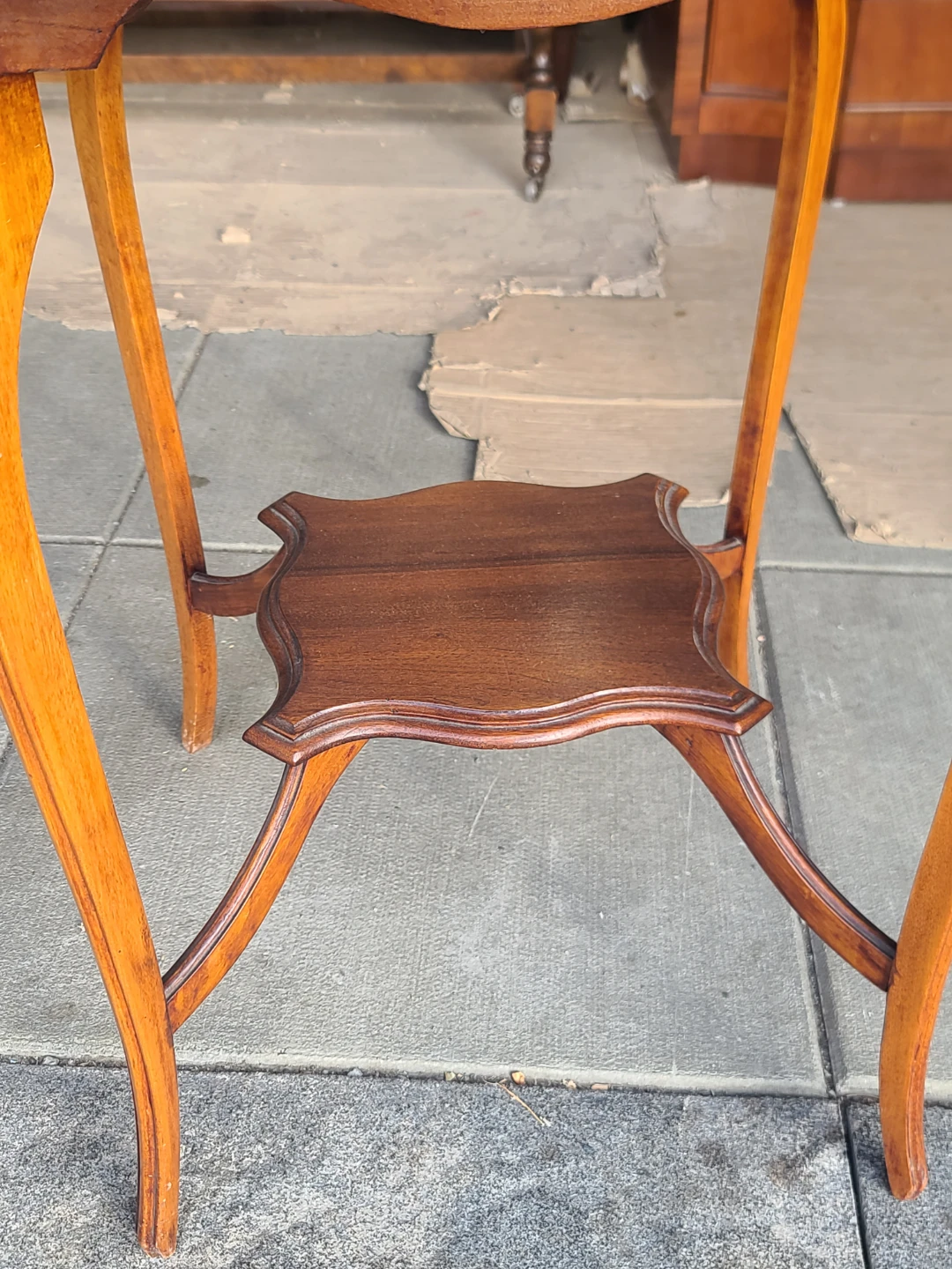 Vintage Scalloped Wood Accent Table & Wicker basket with handle - photo 5