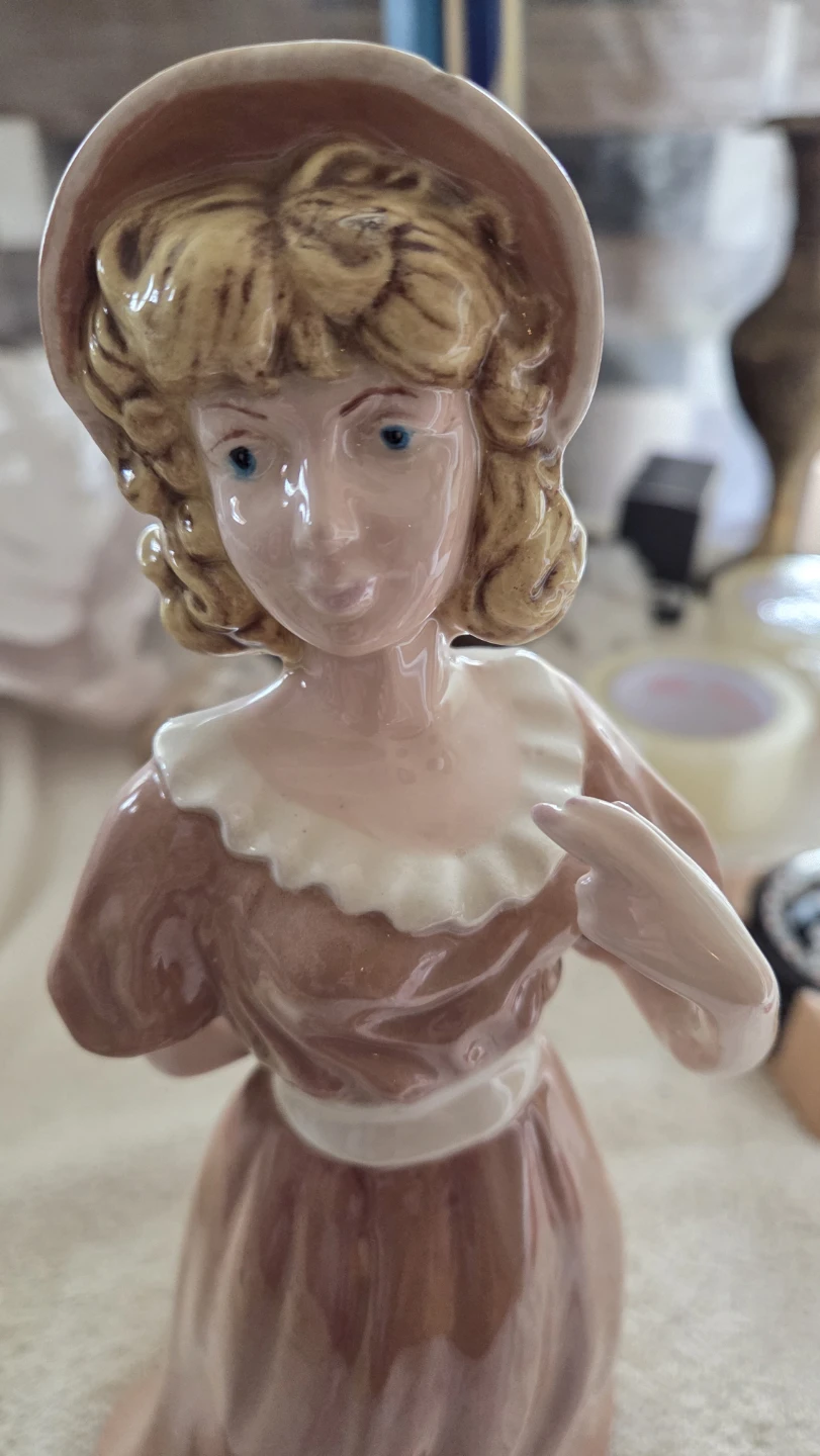 Porcelain Victorian lady figurine in pink dress - photo 4