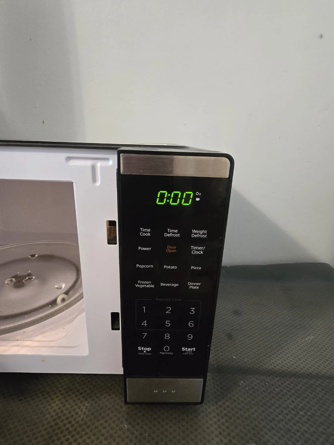 Black+Decker Microwave Oven - photo 2