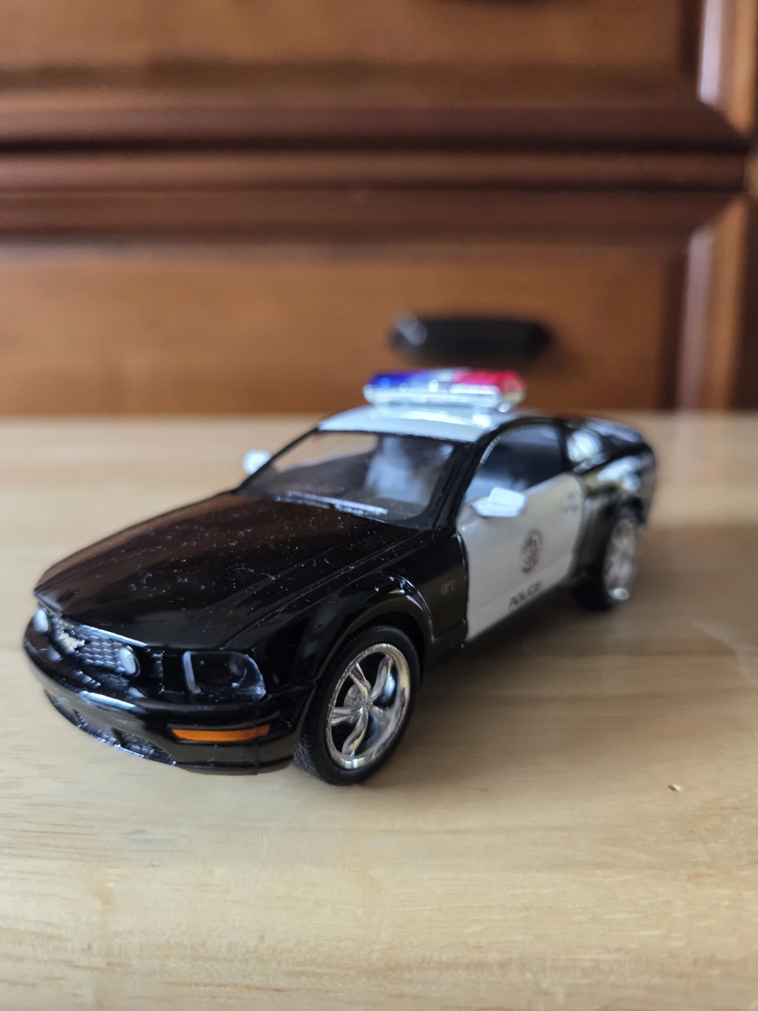 2006 Ford Mustang Police Car Toy Scale 1/38 - photo 2