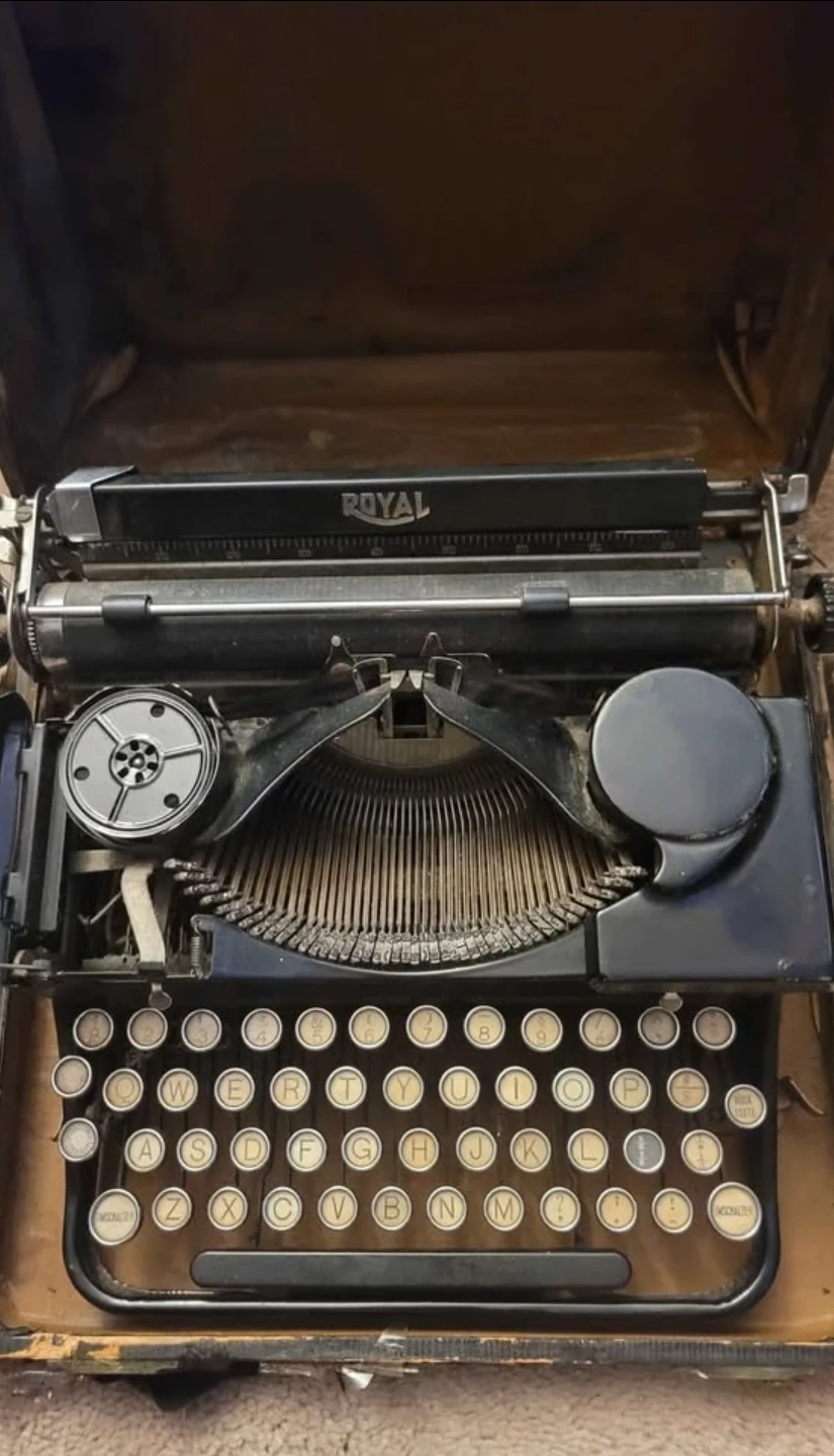 Vintage Royal Portable Typewriter - photo 5