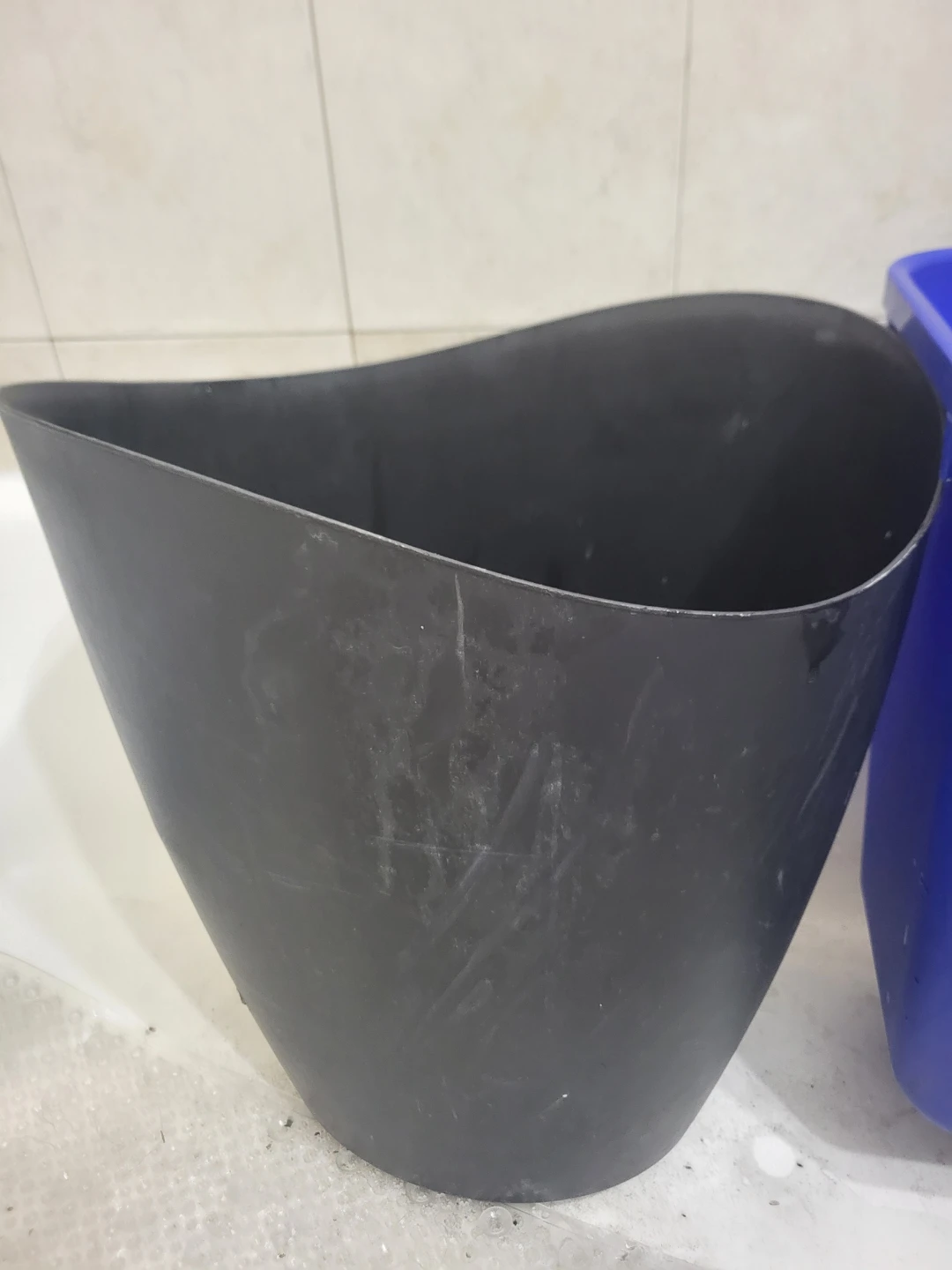 Black Plastic Dustpan with Handle - photo 2
