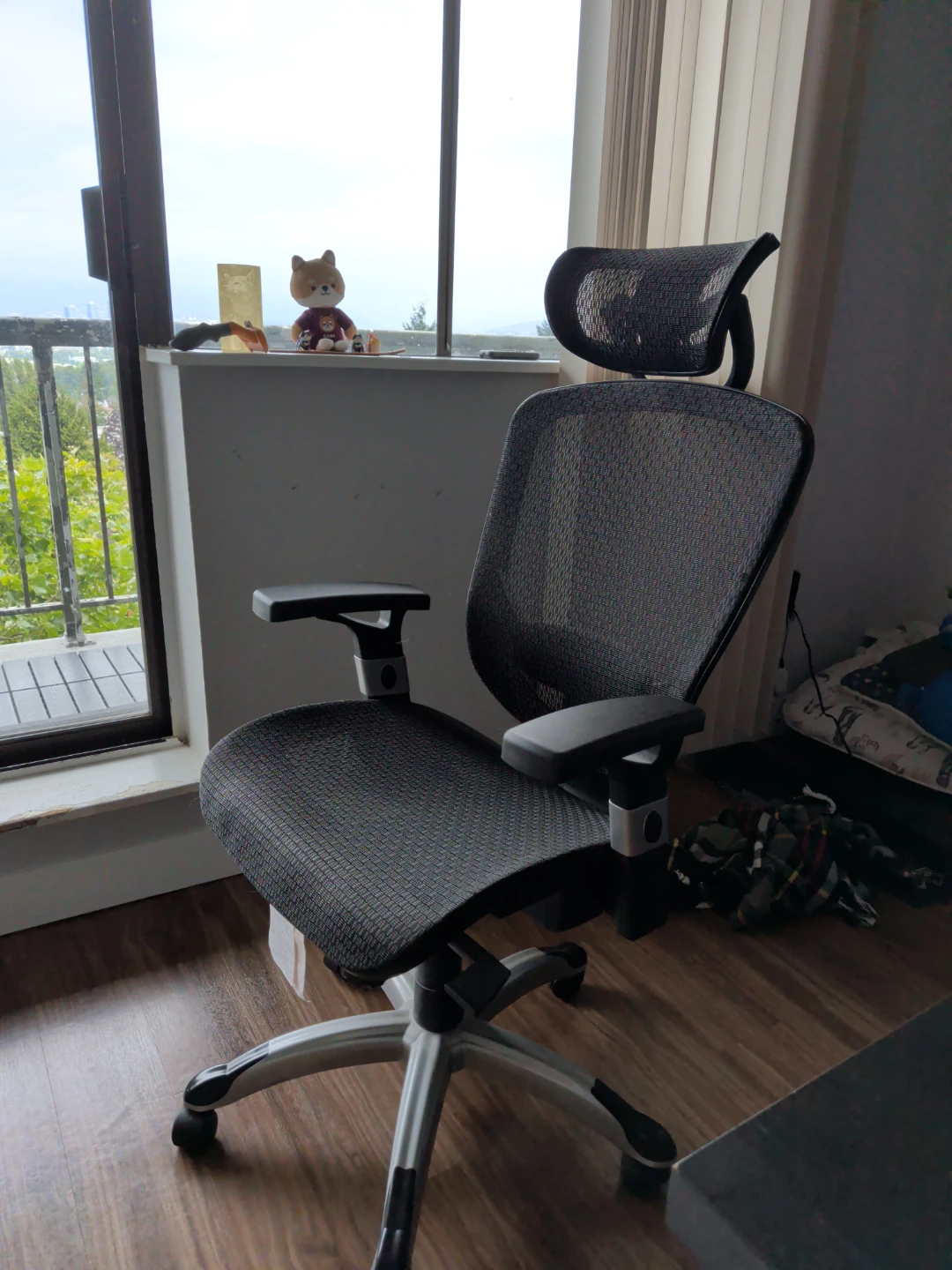 Ergonomic office chair with headrest