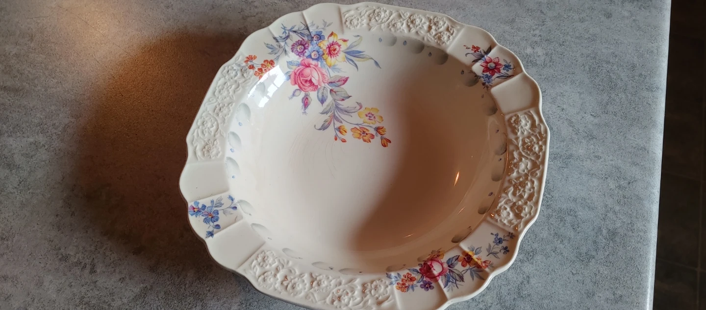 Pivott Staffordshire England Serving Bowl